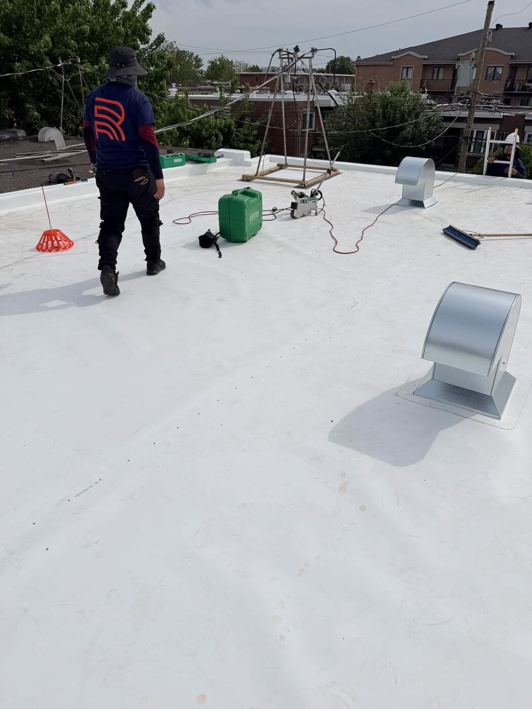 Équipe Daddy Roofer sur un toit en membrane TPO