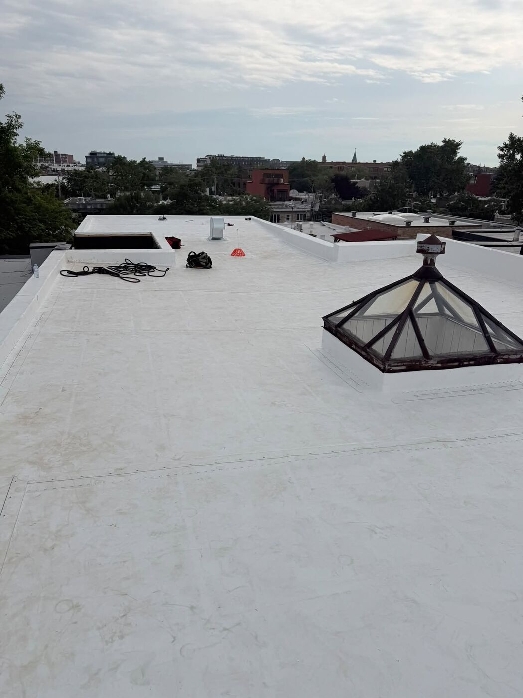 Toiture commerciale avec membrane TPO, vue sur Montréal